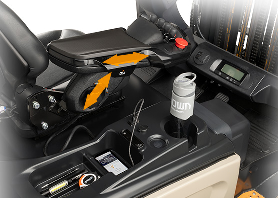 Los montacargas C-B cuentan con un reposabrazos ergonómico Los montacargas C-B cuentan con un reposabrazos ergonómico